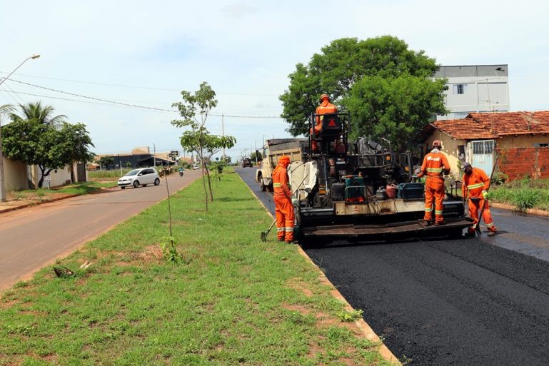 Avenida Professor João Thomés, no bairro Jardim dos Ipês, está em fase de recapeamento - Divulgação