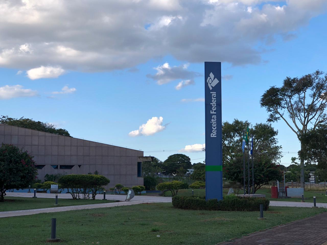 Receit Federal ressalta que não realiza leilões em sites privados, apenas no oficial. - Foto: Isabelly Melo