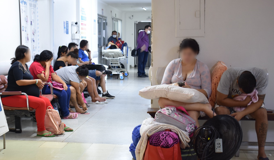 Pacientes à espera de atendimento na entrada do Centro Obstétrico da Santa Casa - Divulgação/ABCG