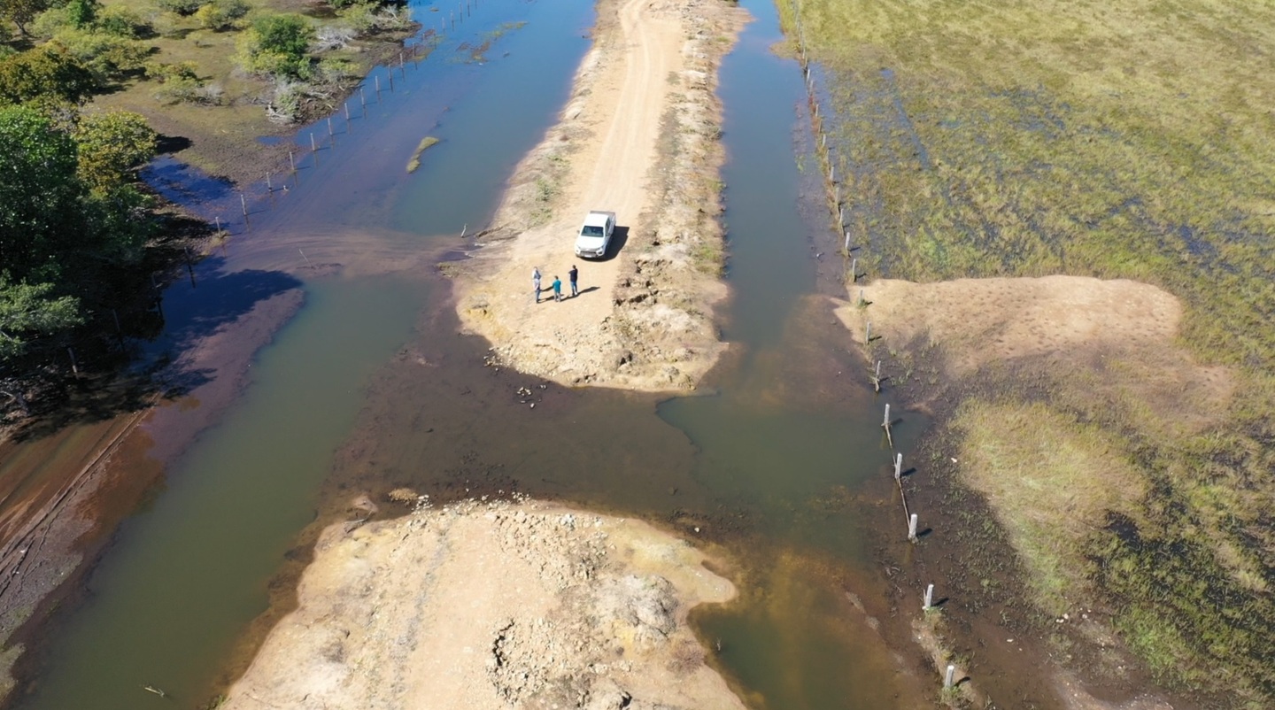 Trecho da MS-214 rompido pelo grande fluxo de água, Pantanal do Paiaguás - Reprodução/DFEAMA-TCE/MS