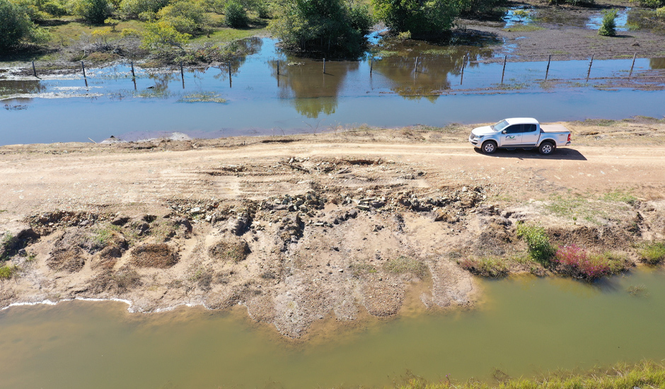 Aterro de estrada pantaneira com sedimentos levados durante o período de vazantes - Reprodução: DFEAMA/TCE-MS