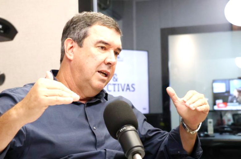 Governador Eduardo Riedel durante entrevista à Rádio CBN Campo Grande. - Foto: Álvaro Rezende/CBN