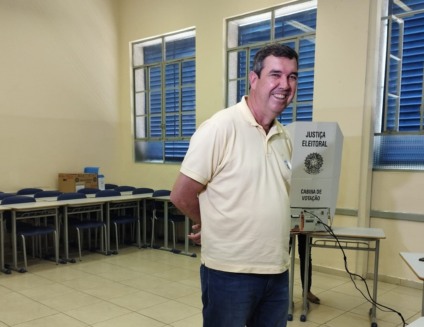 Eduardo Riedel votou pela manhã no colégio Dom Bosco, na capital - Foto: Karla Machado/ CBN