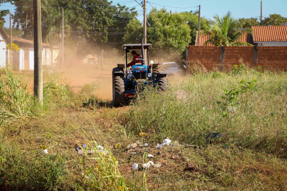 Prefeitura de Três Lagoas iniciou nesta semana a roçada de terrenos baldios - Divulgação