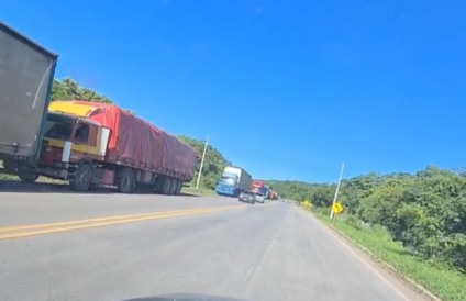 Caminhões passaram a acumular-se em uma fila ao longo da Rodovia Ramão Gomes (BR-262), que dá acesso à fronteira - Foto: Rodolfo Cesar