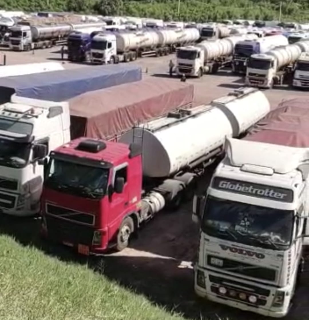 Caminhões-tanque e com carga seca estacionados no Porto da Agesa, em Corumbá. Há mais de 450 veículos parados - Foto: Rodolfo César/ Corumbá