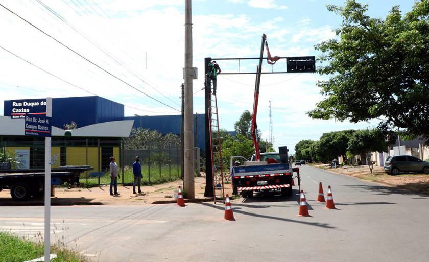 O semáforo no cruzamento das ruas Duque de Caxias e José Hamilcar Congro Bastos entra em funcionamento nesta semana - Divulgação