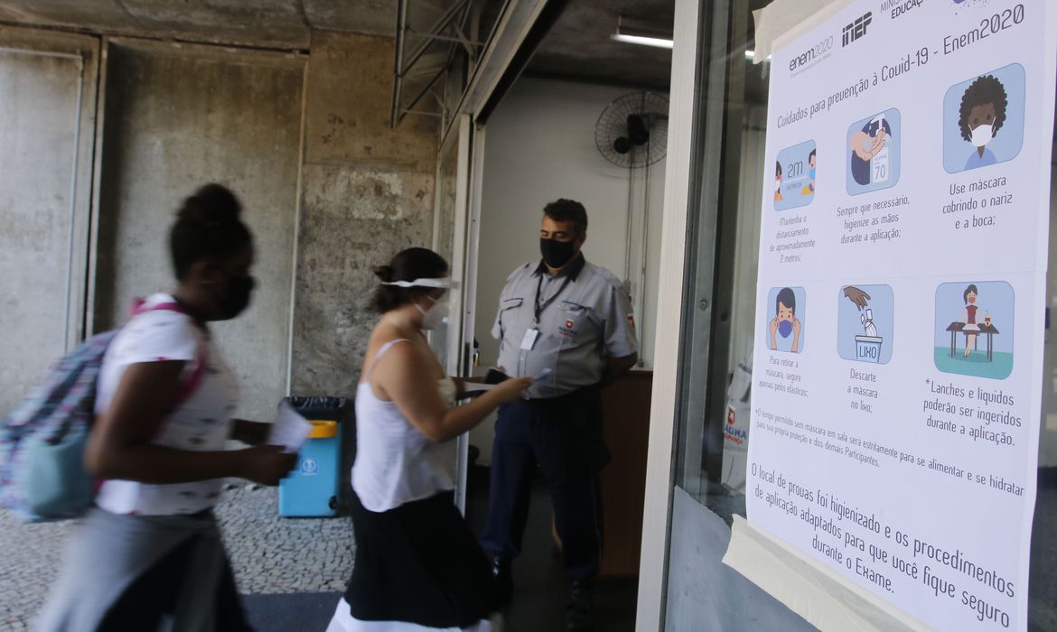 Estudantes de todo país finalizam o ENEM impresso neste domingo - Foto: Tânia Rêgo/Agência Brasil