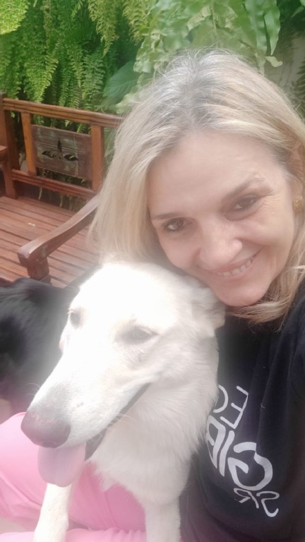 Elsa e sua tutora logo após o reencontro - Foto:Salete Mariani/ Campo Grande