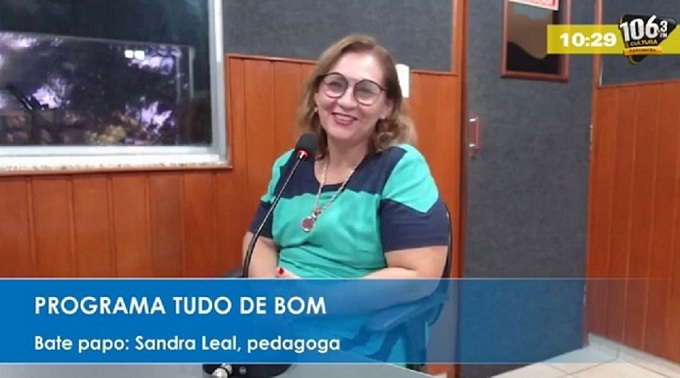 Professora Sandra Leal, nos estúdios da Rádio Cultura FM Paranaíba - Arquivo/RCN67