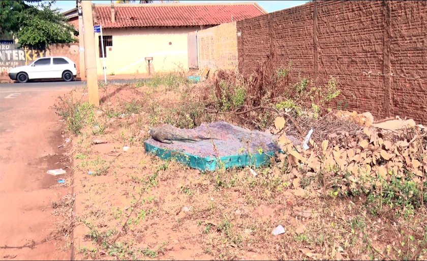 O terreno fica no bairro São Carlos e a calçada está tomada por entulhos e lixos - Reprodução/TVC