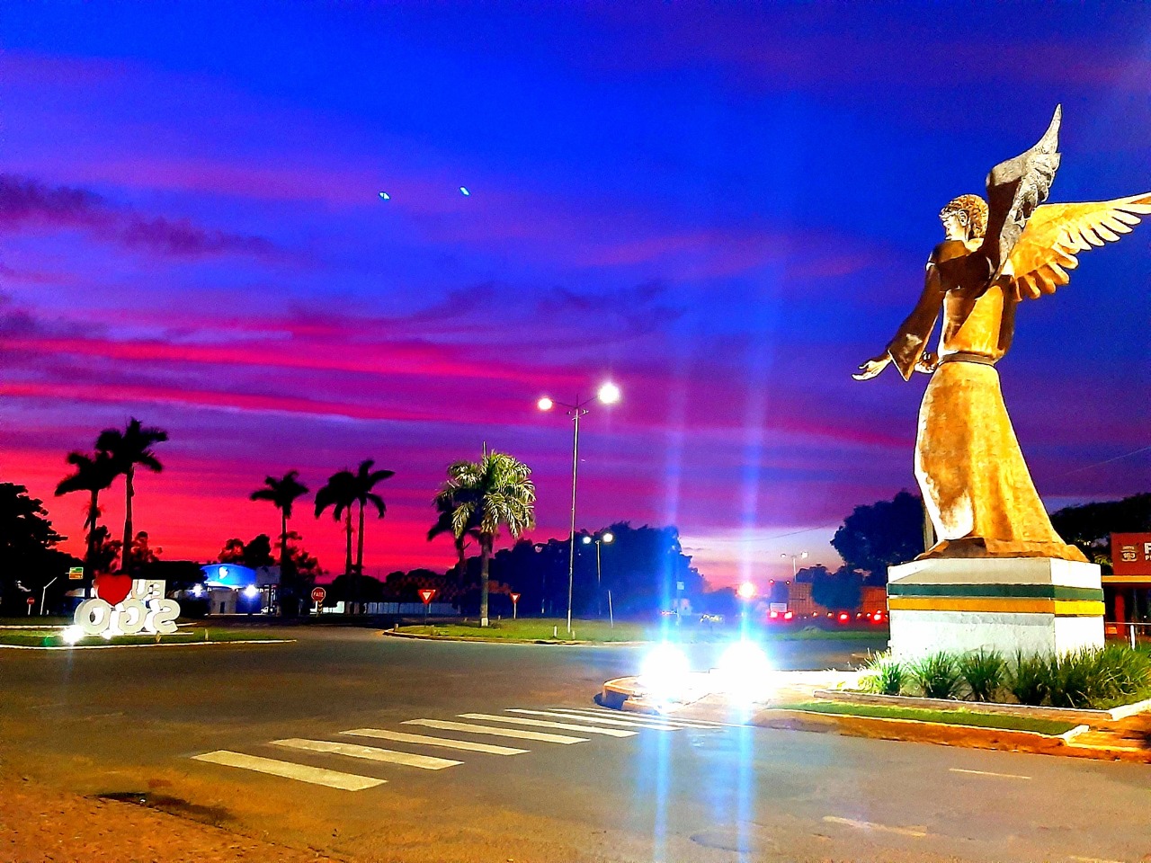 Estátua do Anjo Gabriel em São Gabriel do Oeste. - Foto: Victor Currales