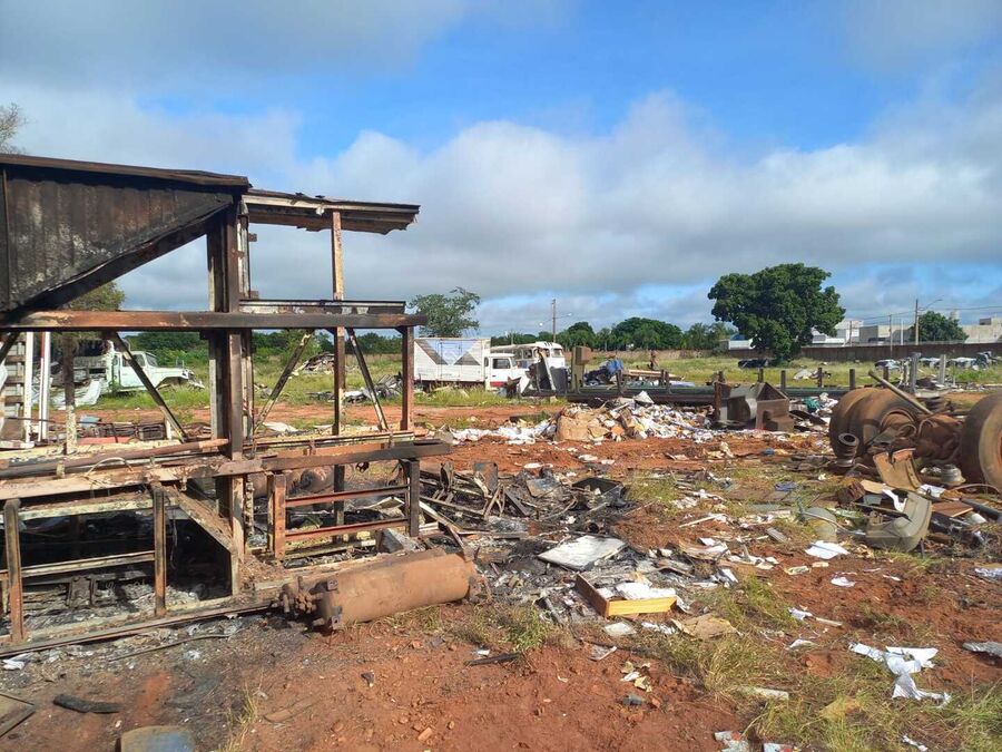 Cilindro de um ônibus que já não funciona teria explodido, atingido alguns imóveis vizinhos - Divulgação