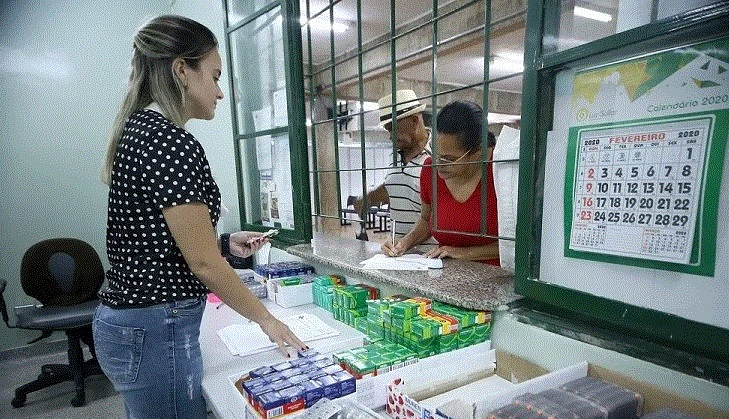 Servidores seguem organizando o espaço para retorno dos medicamentos ao prédio. - Foto: SES