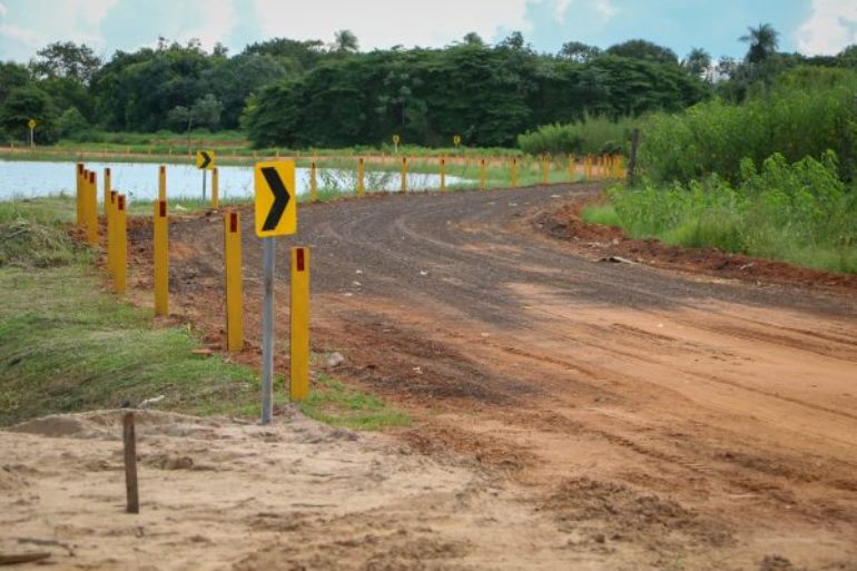 Um veículo caiu na lagoa após o motorista perder o controle da direção em uma curva - Divulgação/Assessoria