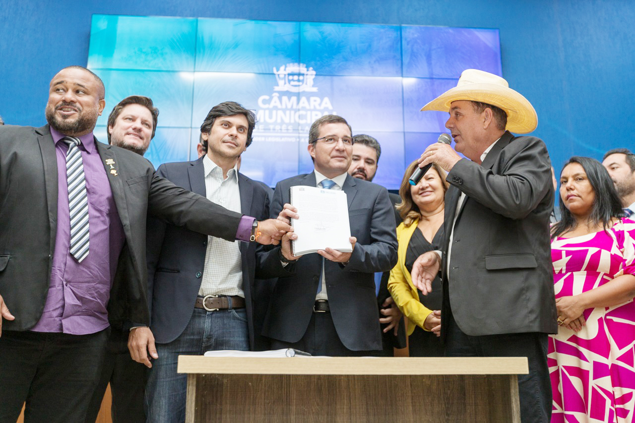 Prefeito  > entrega mensagem ao vereadores durante abertura dos trabalhos legislativos