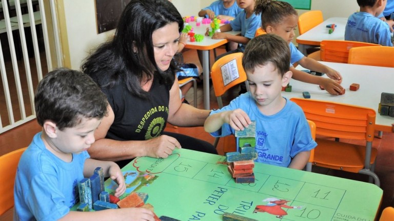 Alunos e assistente de Educação antes da pandemia - Foto: Divulgação Prefeitura de Campo Grande