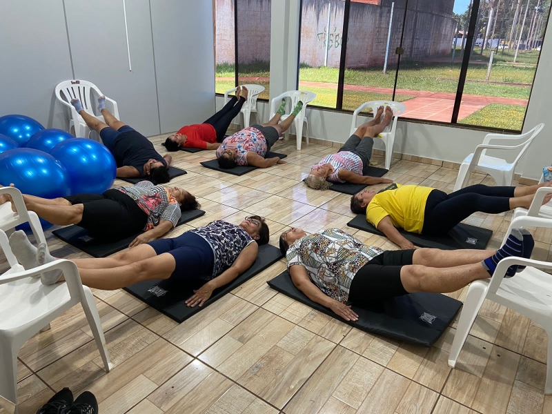 Servidores em aulas de pilates funcional para aliviar estresse