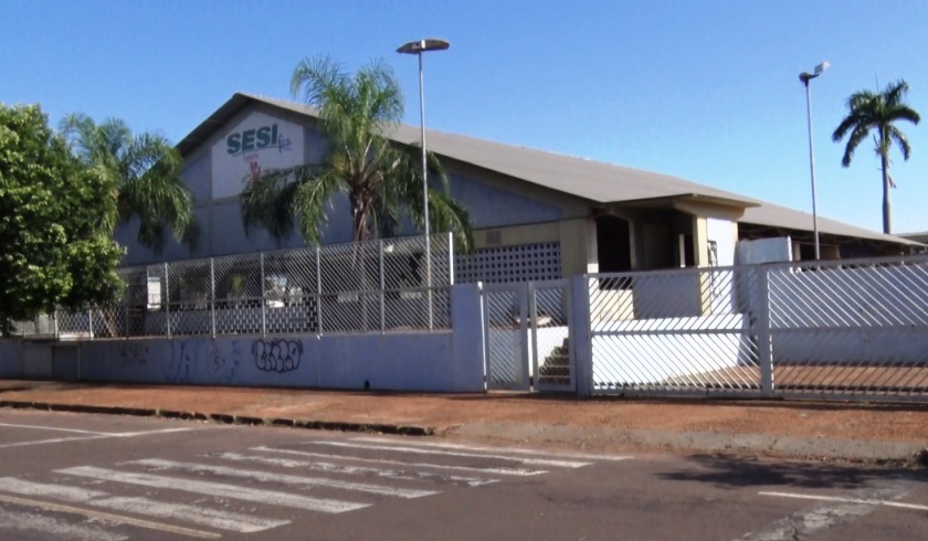 O prédio está fechado desde 2016, quando a nova escola do Sesi foi inaugurada, no bairro Santa Luzia. - Reprodução/TVC