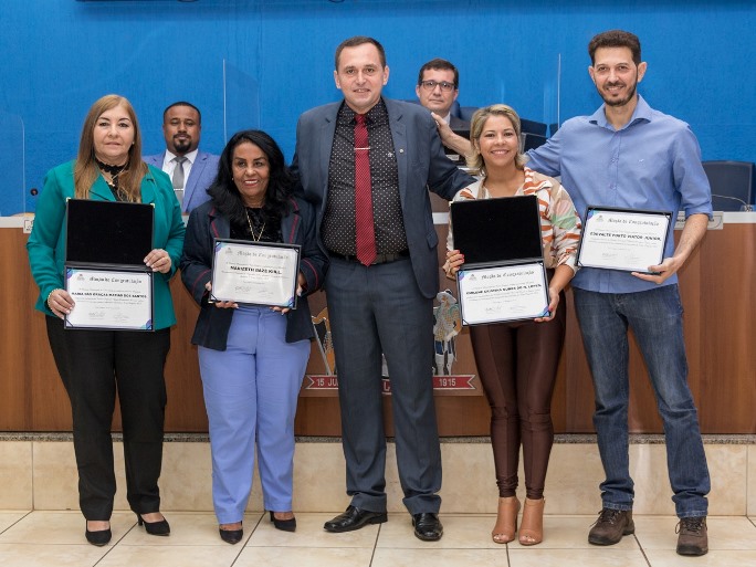 Educadores receberam moções de congratulação entregues pelo vereador Sargento Rodrigues - Divulgação