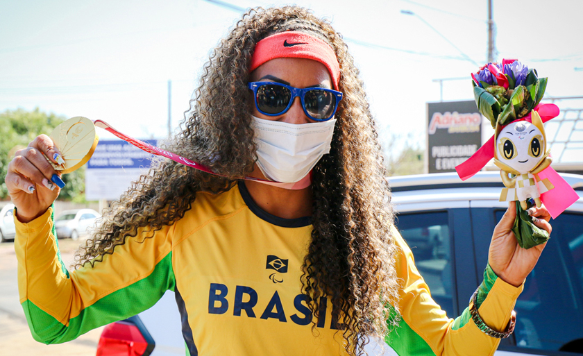 Após a conquista em Tóquio, a paratleta foi recebida pelos familiares e autoridades que prestaram várias homenagens - Divulgação