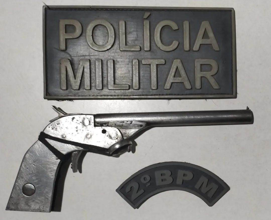 Além das agressões, o suspeito guardava uma arma que usava para intimidar a vítima. - Divulgação/Polícia Militar