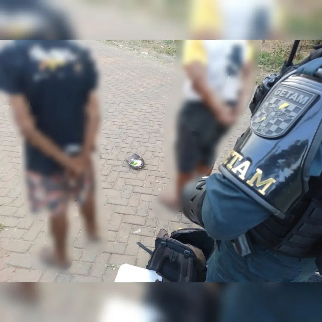 Dupla foi abordada para averiguação quando com os dois homens a PM localizou crack e dinheiro - Divulgação/Polícia Militar