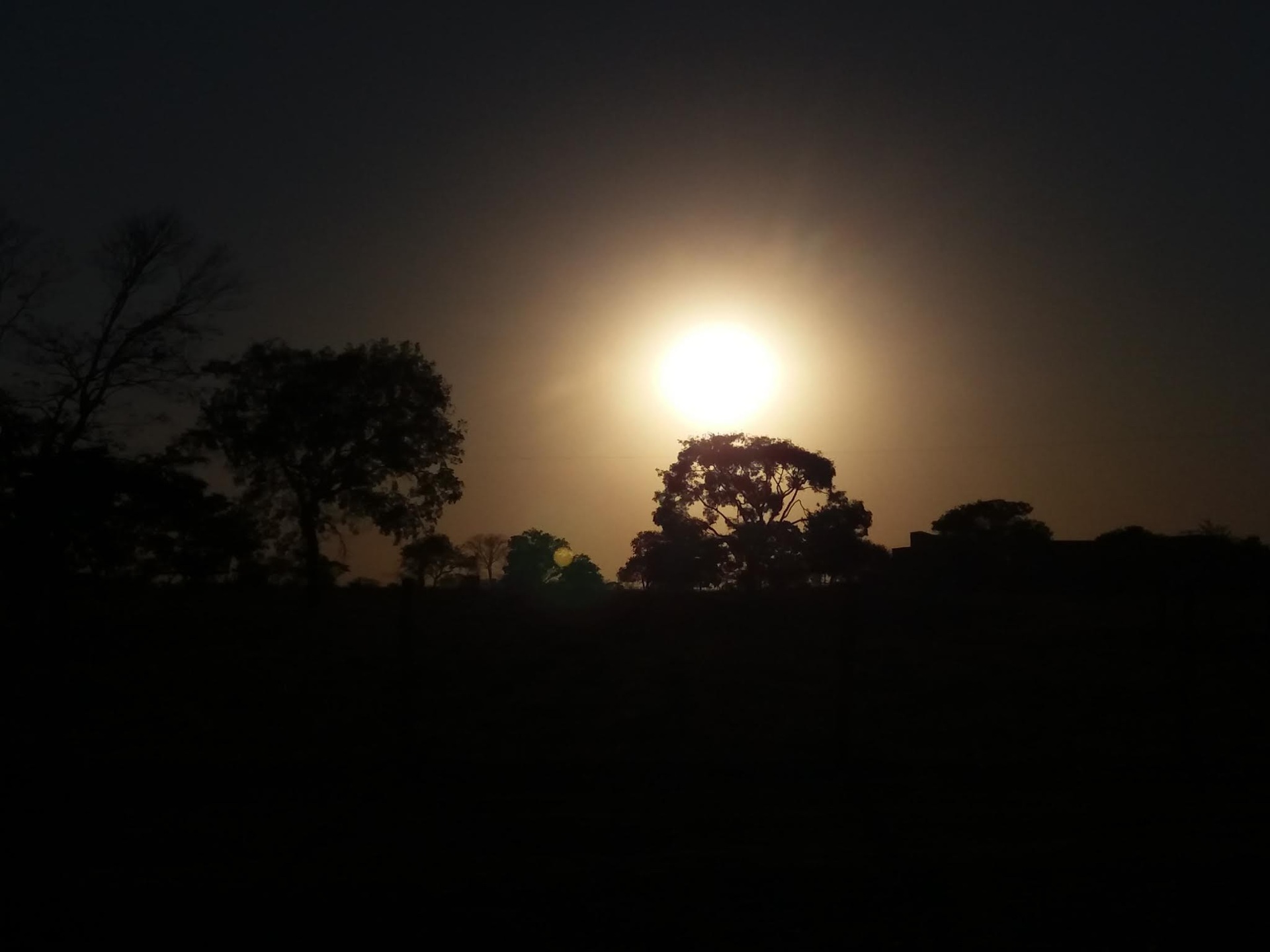 As altas temperaturas permanecem pelo fim de semana, resultado da atuação de um bloqueio atmosférico - Arquivo