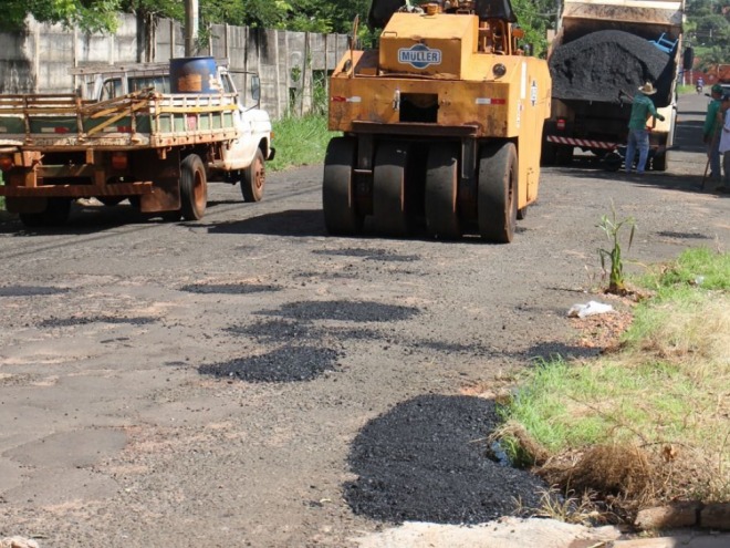 Os buracos estão sendo tapados com massa quente CBUQ (Concreto Betuminoso Usinado à Quente) - Divulgação