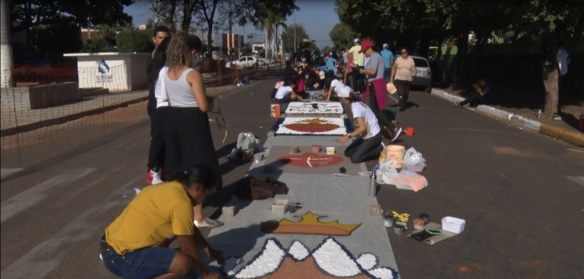 Centenas de fiéis treslagoenses realizaram a tradicional confecção do tapete de Coprus Christi - Arquivo/JPNews