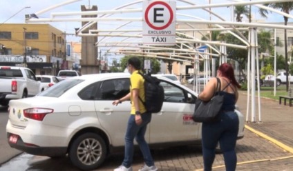 Taxistas reivindicam alteração na idade para uso dos veículos - Reprodução/TVC HD