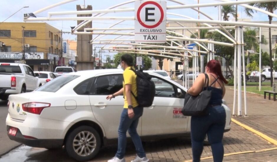 Taxistas reivindicam alteração na idade para uso dos veículos - Reprodução/TVC HD