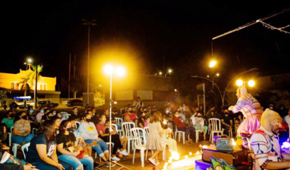 Apresentação teatral reúne público ao ar livre - Divulgação