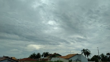 O ar quente e úmido estimula a formação de muitas nuvens carregadas - Reprodução
