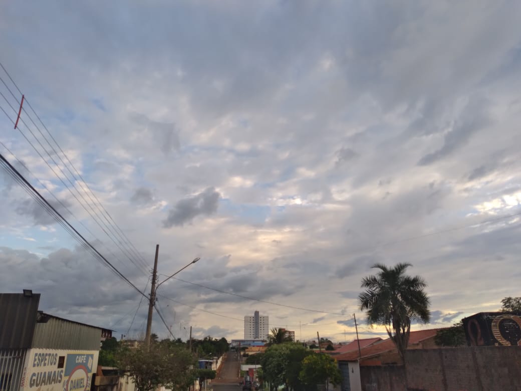 Muitas nuvens carregadas continuam se formando com potencial para fortes pancadas de chuva - Talita Matsushita/JPNEWS