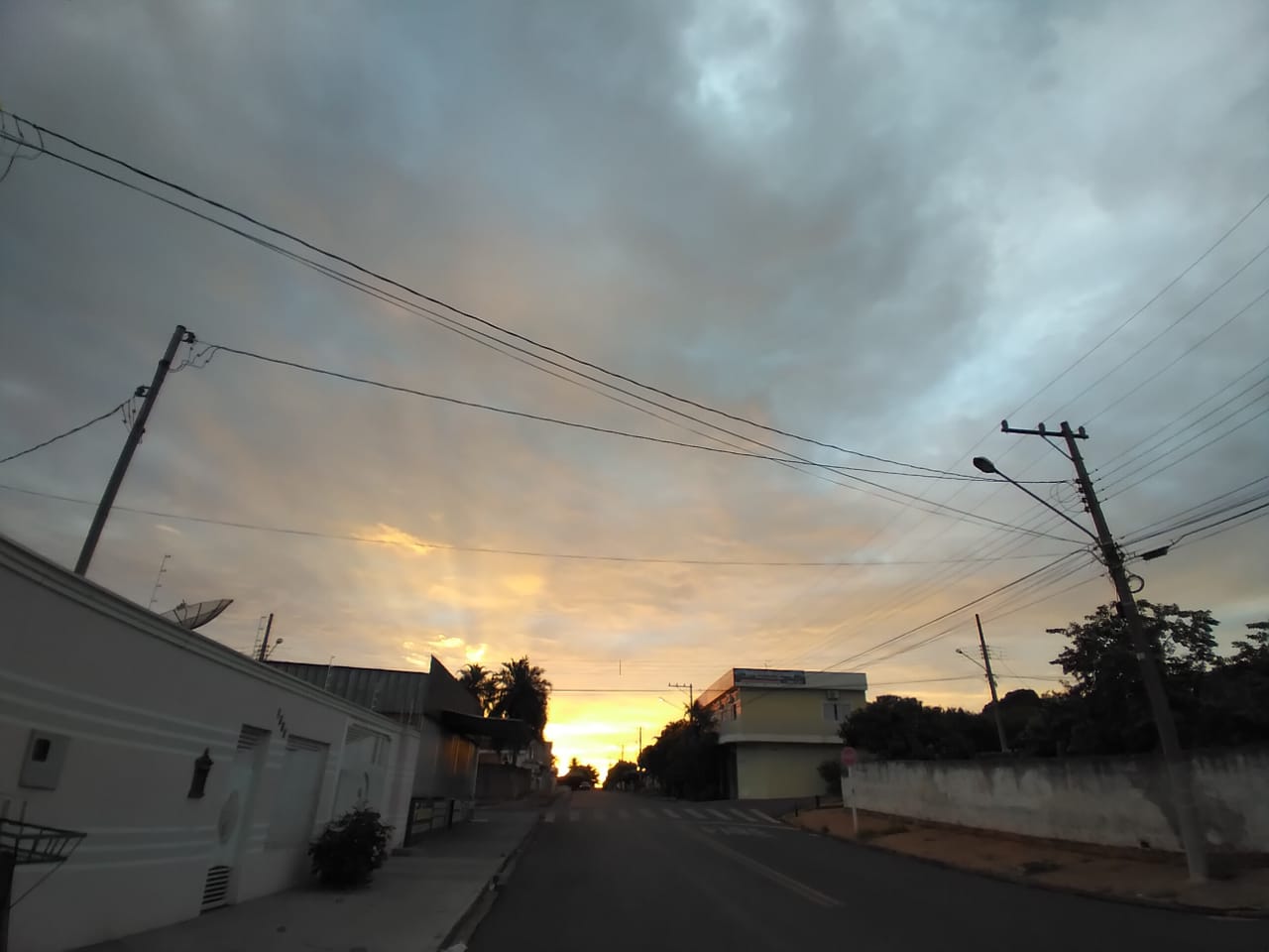 O tempo segue com baixa expectativa de chuva e temperaturas elevadas nesta quinta-feira - Talita Matsushita/JPNEWS