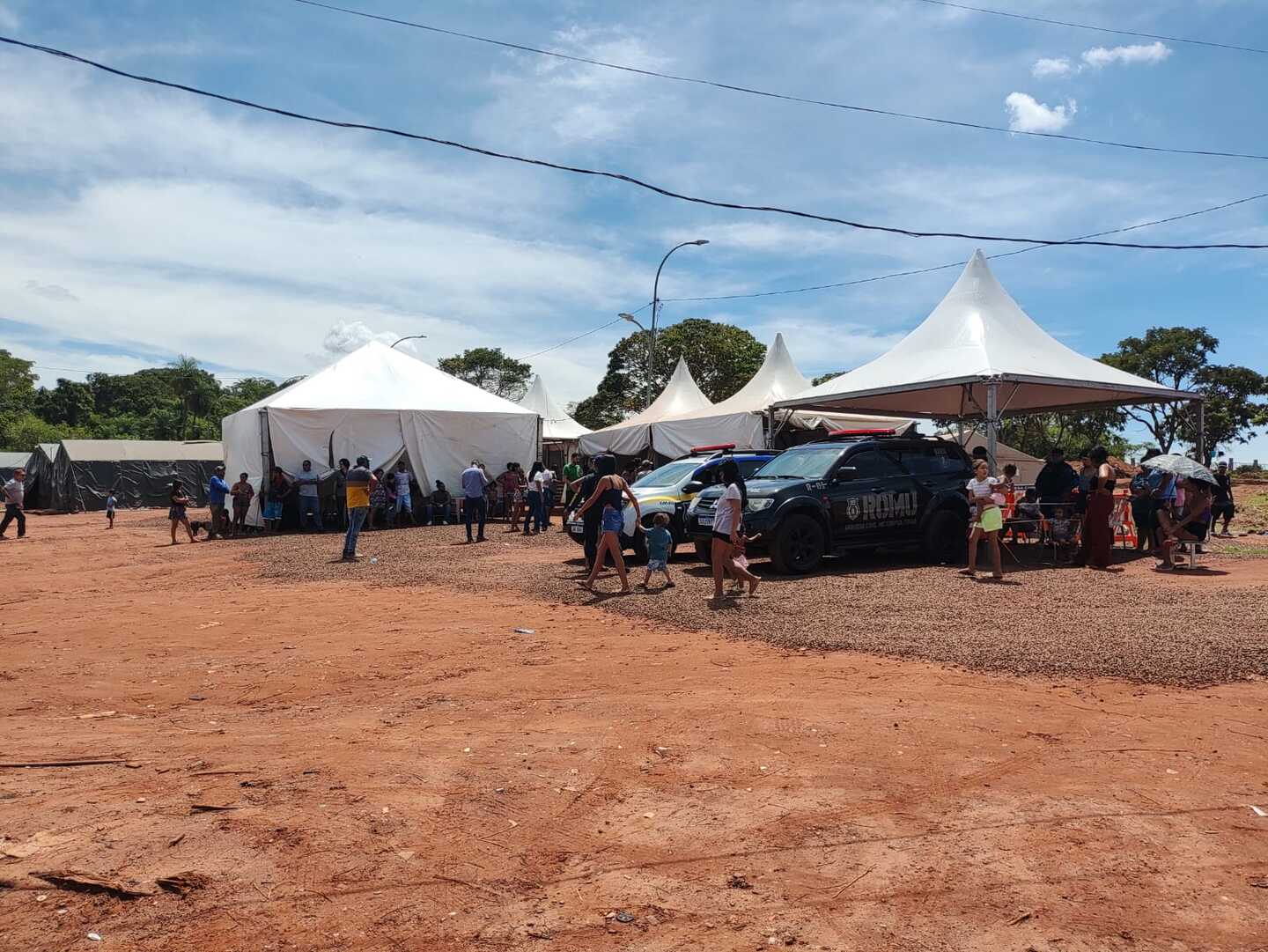 Moradores se reuniram nesta manhã no local para acompanharem a coletiva de imprensa convocada pela prefeitura - Foto: Gerson Wassouf/CBN-CG