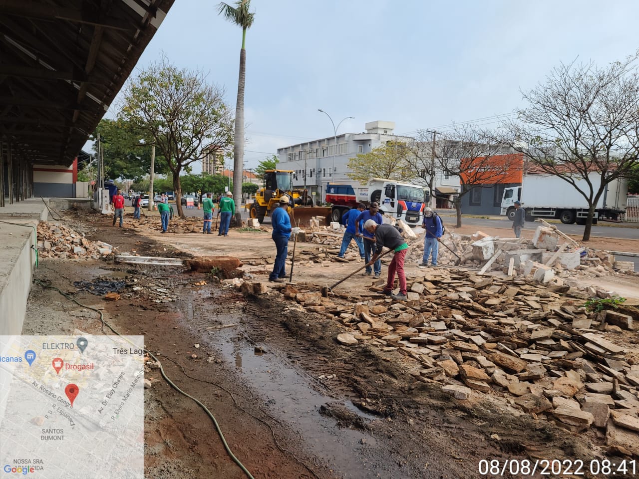 Nesta segunda iniciaram as obras de demolição de muro e calçada do imóvel que pertencia a antiga Rede Ferroviária - Divulgação