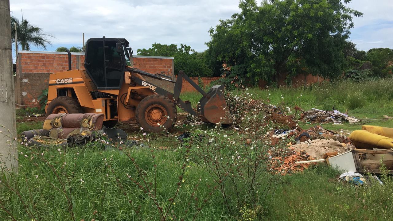 LIMPEZA > Prefeitura já realizou a limpeza de mil terrenos abandonados, em pouco mais de um ano - Divulgação