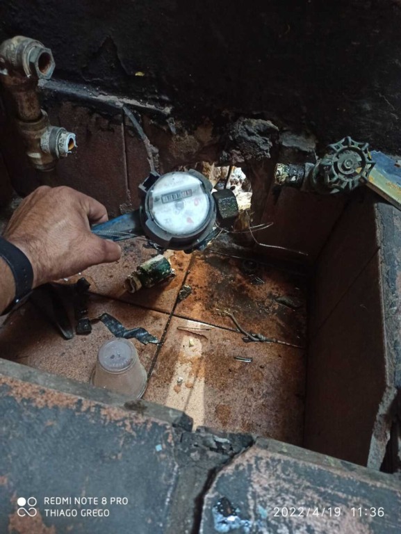 Hidrômetro de estabelecimento comercial quebrado por vândalos - Foto: Arquivo pessoal