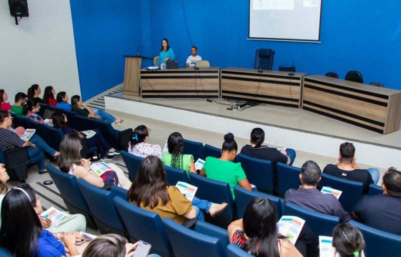 Capacitação para os profissionais que atuam na rede de saúde sobre o "Manejo Clínico da Doença". - Foto: Divulgação/Assessoria