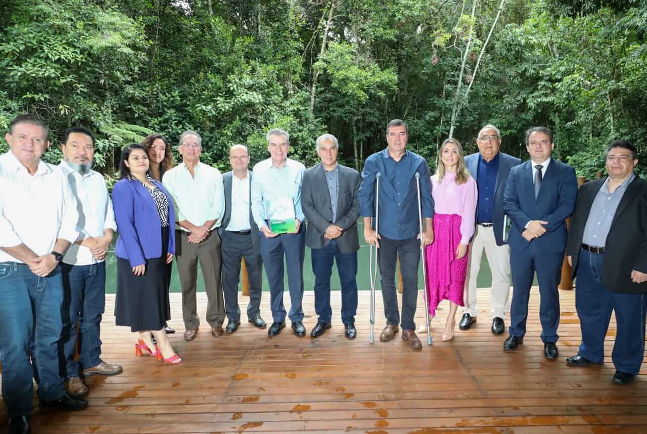 Governador eleito, Eduardo Riedel, e Equipe de Transição com representantes dos três poderes - Saul Schramm/Divulgação