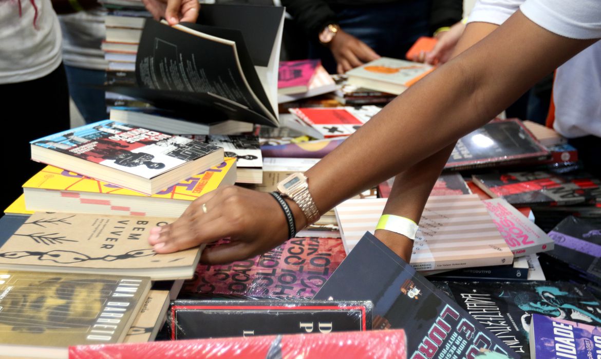 Livros terão 40% de desconto em compras pelo site - Foto: Tânia Rêgo/ Agência Brasil