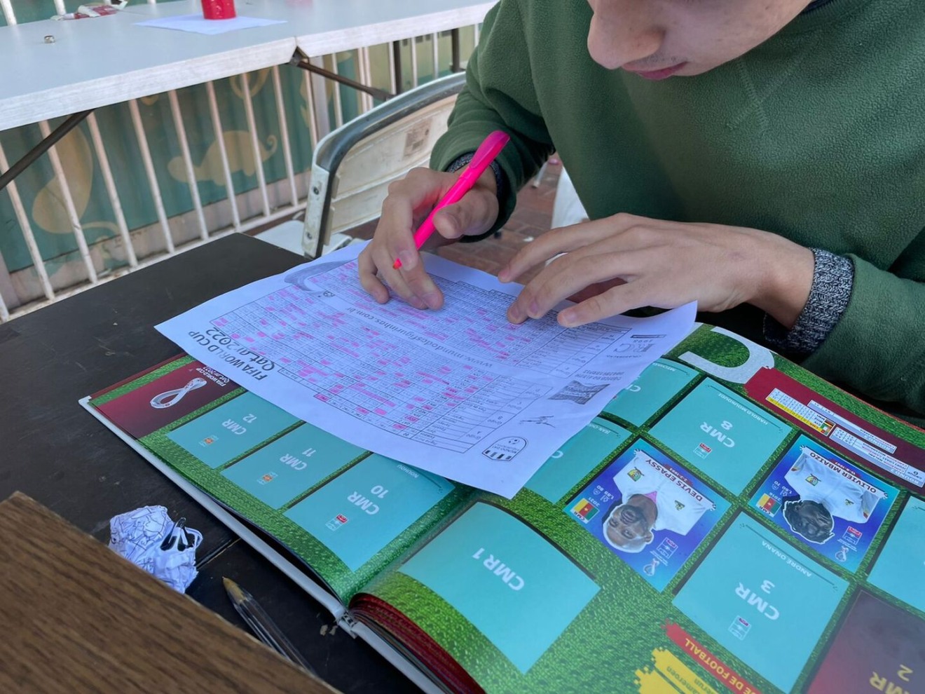Álbum da Copa 2022 chegou às bancas na sexta-feira (19) e une diversas gerações em busca das figurinhas tidas como "raras" e do tão sonhado álbum completo - Foto: Isabelly Melo/CBN CG