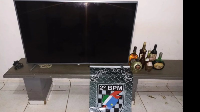 Dupla de marginais carregando TV furtada durante a madrugada é presa pela PM - Divulgação/Polícia Militar