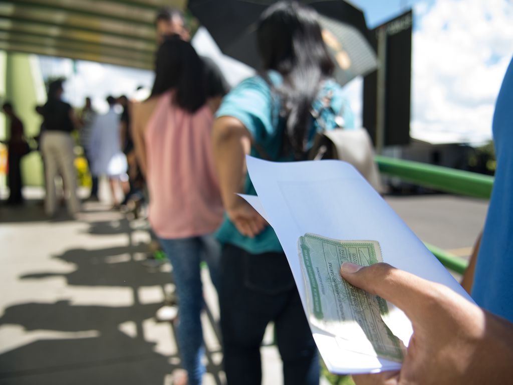 Eleitor precisa estar em situação regular com a Justiça Eleitoral e comparecer ao cartório eleitoral com um documento oficial de identificação, além do comprovante de residência dos três últimos meses - Foto: Marcelo Camargo/Agência Brasil