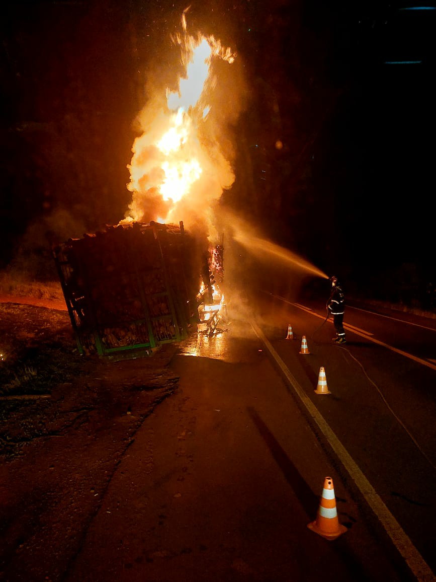 Reboque e carga foram parcialmente destruídos com o fogo. - Divulgação/Corpo de Bombeiros