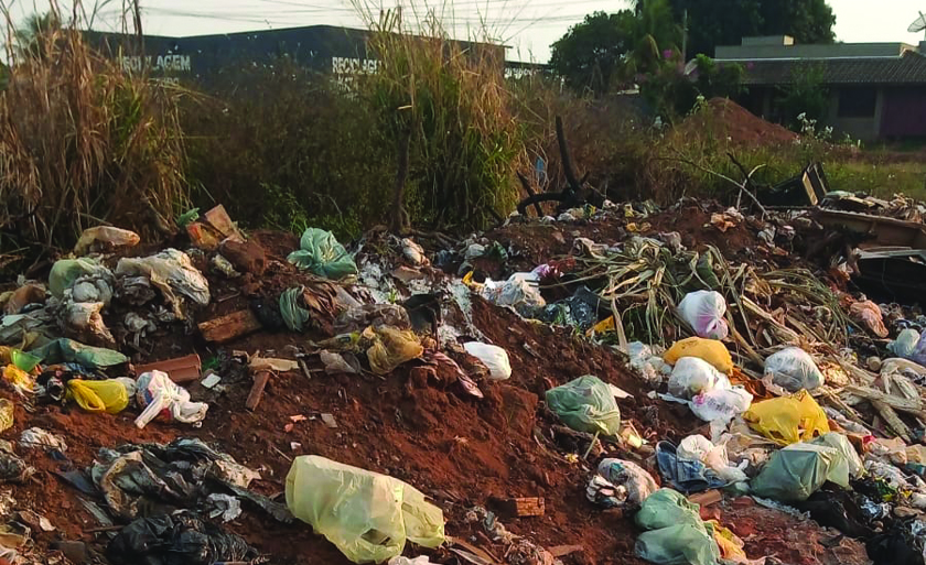 Morador flagrou lixos descartados em local inapropriado. - Divulgação