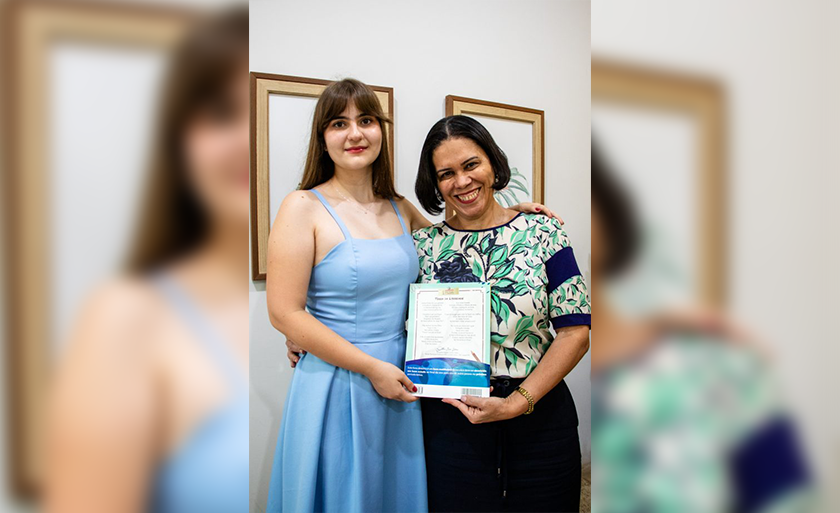 Alana Serra e a secretária municipal de Educação e Cultura