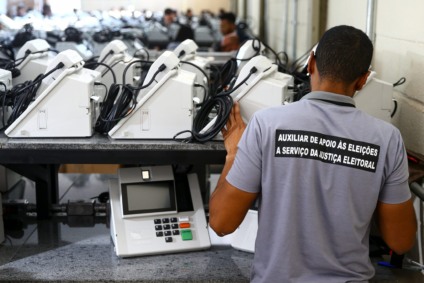 Foram distribuídas para os mesários 6.912 urnas de votação, sendo 1.176 de contingência - Foto: Reprodução Internet